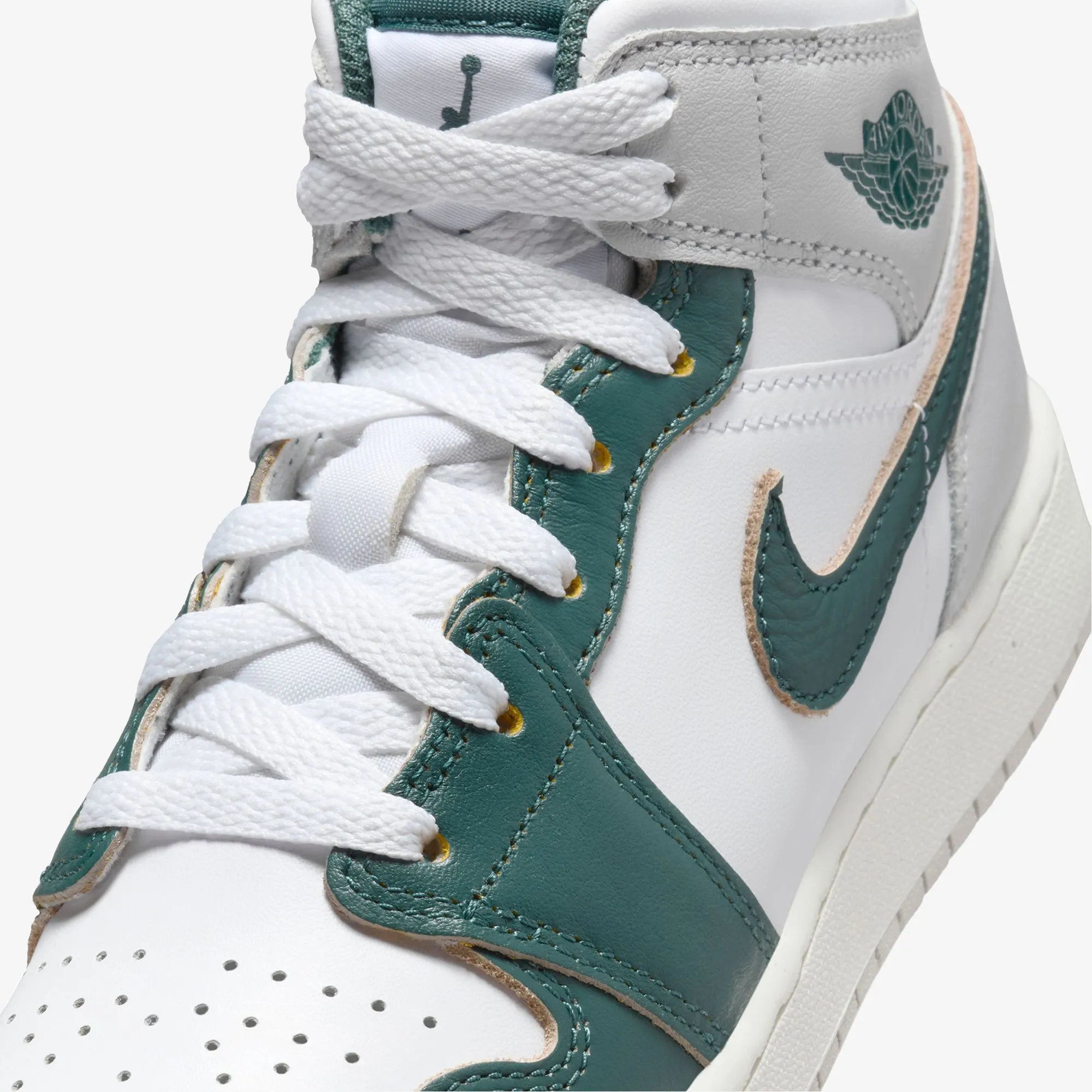 JORDAN | AIR JORDAN 1 MID SE (GS) { WHITE/OXIDIZED GREEN-SAIL-NEUTRAL GREY