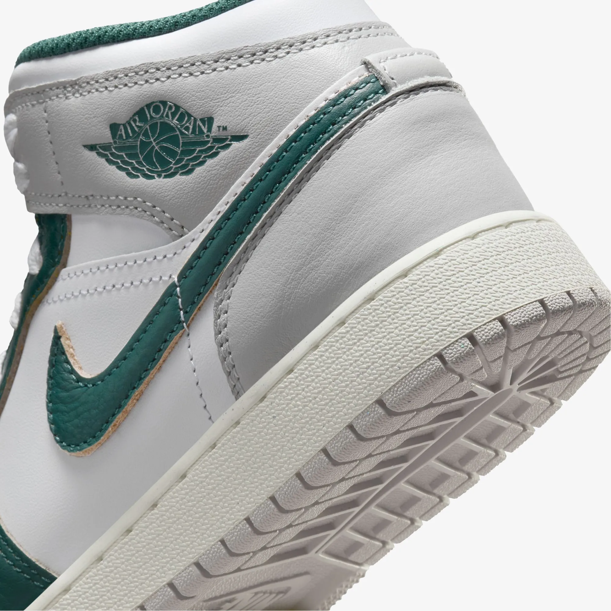 JORDAN | AIR JORDAN 1 MID SE (GS) { WHITE/OXIDIZED GREEN-SAIL-NEUTRAL GREY